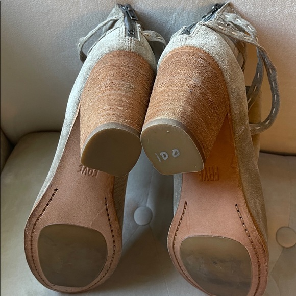 Frye "Naomi Pickstitch Shootie" tan Suede Bootie - Picture 7 of 9